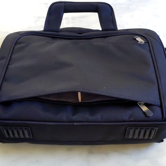 NWOT. Dell Multiple Layers Laptop Bag/Travel Bag. - Picture 5 of 5